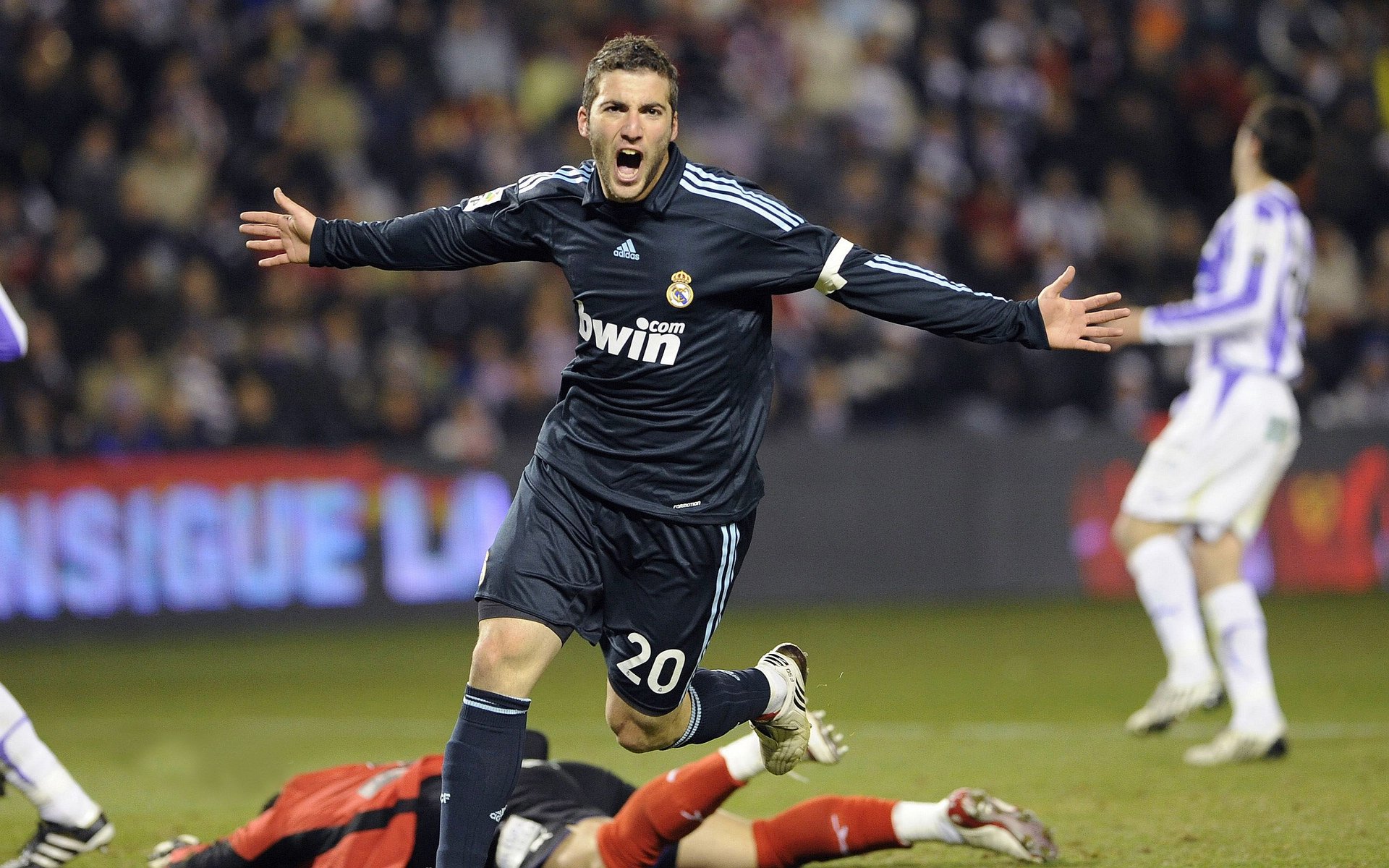 开云下载-引擎与心跳，当F1新季战火在巴林点燃，一支德甲球队正用非洲鼓点敲响争冠强音